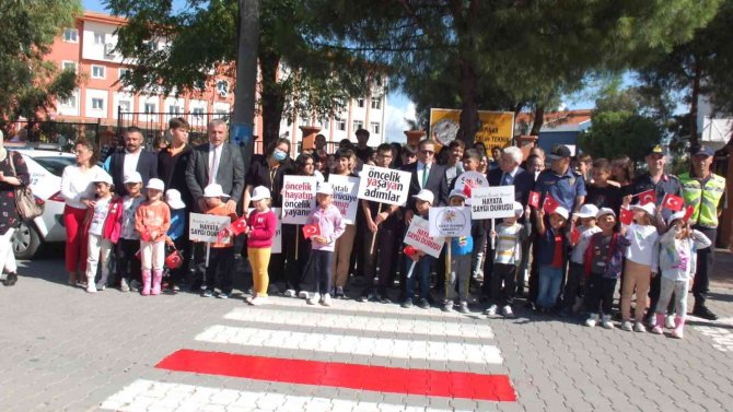 Balıkesir’de Bürokratlar Broşür Dağıttı Yollara Yaya Çizgisi Çizdi