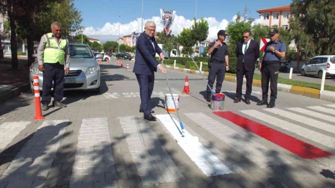 Balıkesir’de Bürokratlar Broşür Dağıttı Yollara Yaya Çizgisi Çizdi