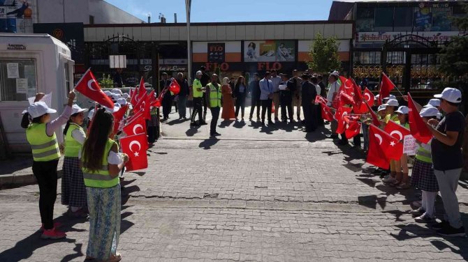 Erciş’te ‘Yayalara Öncelik, Hayata Saygı Duruşu’ Etkinliği Düzenlendi