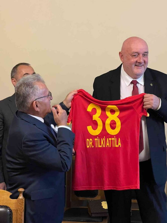 Başkan Büyükkılıç, Macaristan Parlamento Binası’nı Gezdi