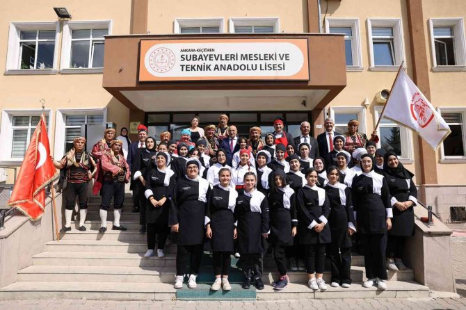 Aşçı Kıyafetleriyle Devir Teslim