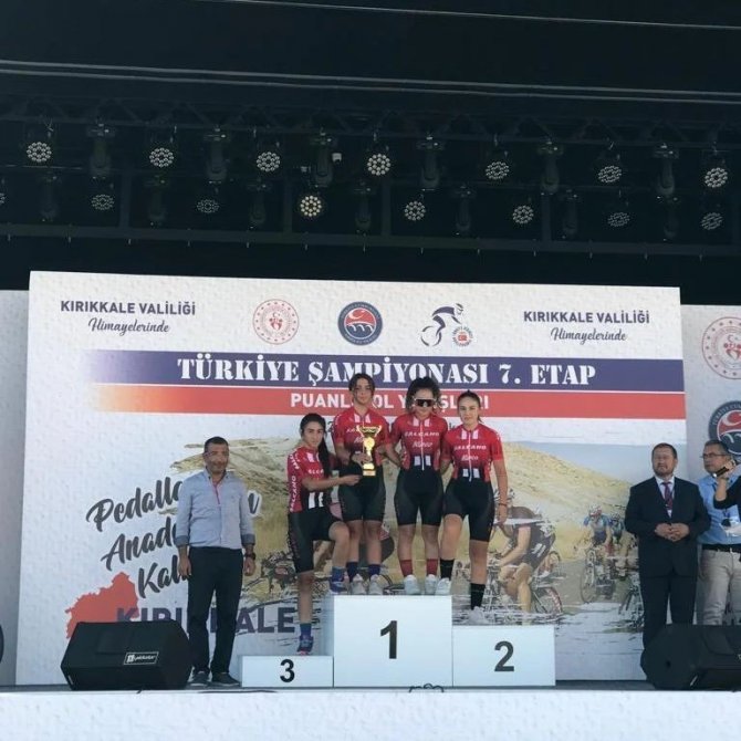 Bisikletçiler Sivas’a Kupa Ve Madalya İle Döndü