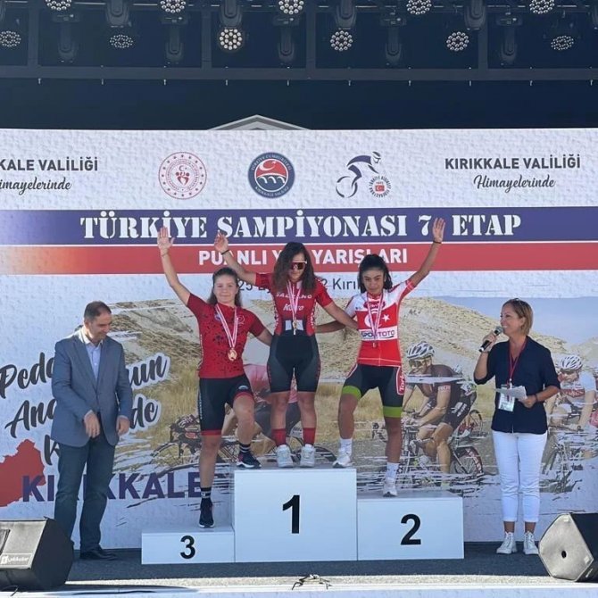 Bisikletçiler Sivas’a Kupa Ve Madalya İle Döndü