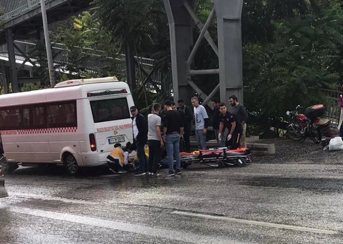 Kontrolden Çıkan Motosiklet Minibüse Çarptı, Sürücüsü Yaralandı