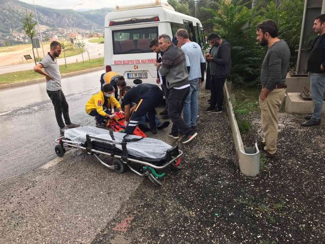Kontrolden Çıkan Motosiklet Minibüse Çarptı, Sürücüsü Yaralandı