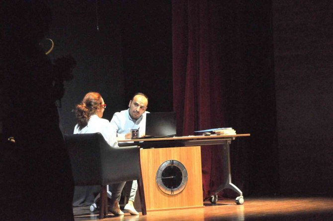 Kadına Yönelik Şiddet Tiyatro Gösterisi İle Sahnelendi