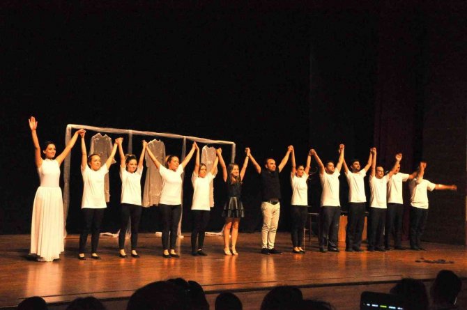 Kadına Yönelik Şiddet Tiyatro Gösterisi İle Sahnelendi