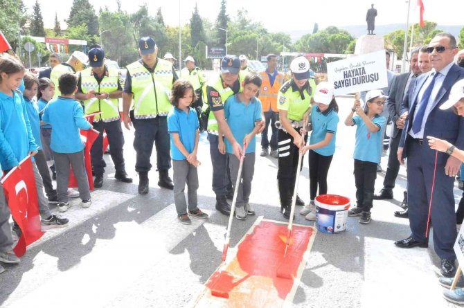 Menteşe’de Yaya Geçitleri Kırmızıya Boyandı