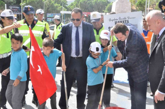 Menteşe’de Yaya Geçitleri Kırmızıya Boyandı