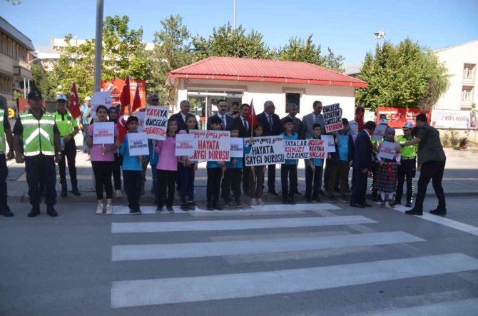 Muş’ta "Yayalara Öncelik Duruşu, Hayata Saygı Duruşu" Etkinliği Yapıldı