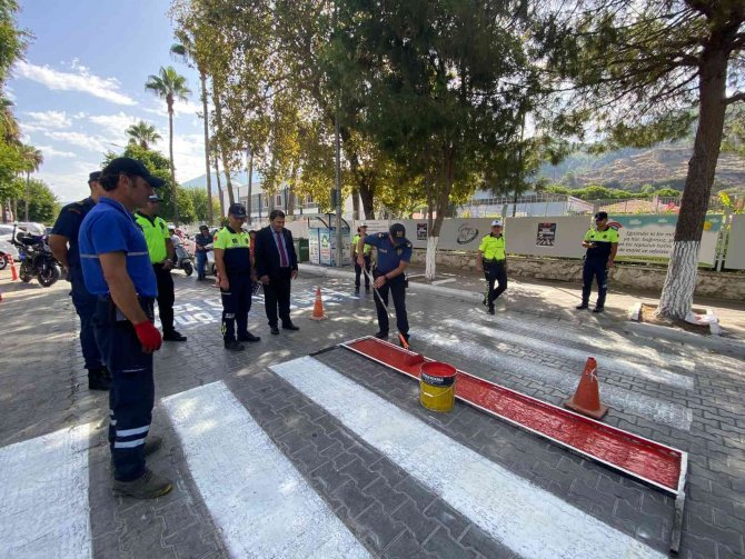 Fethiye’de Öğrenciler ’Öncelik Hayatın, Öncelik Yayanın’ Dedi