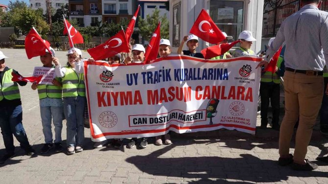 Erciş’te ‘Yayalara Öncelik, Hayata Saygı Duruşu’ Etkinliği Düzenlendi