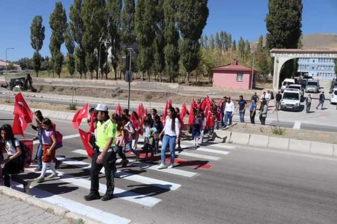 Özalp’ta ‘Yayalara Öncelik, Hayata Saygı Duruşu’ Etkinliği Düzenlendi