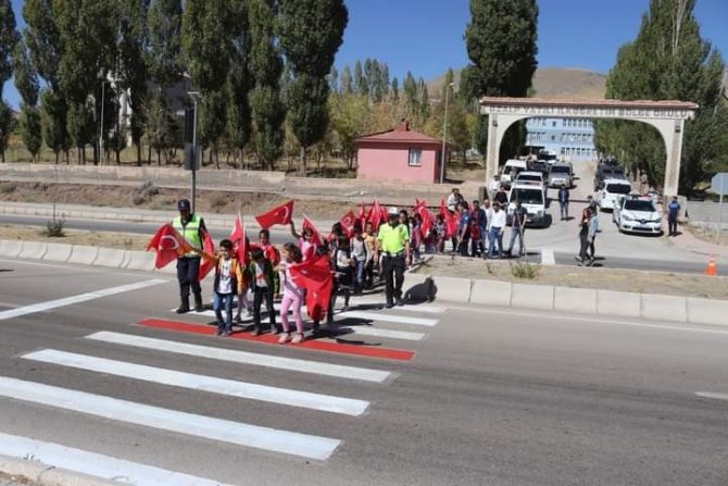 Özalp’ta ‘Yayalara Öncelik, Hayata Saygı Duruşu’ Etkinliği Düzenlendi