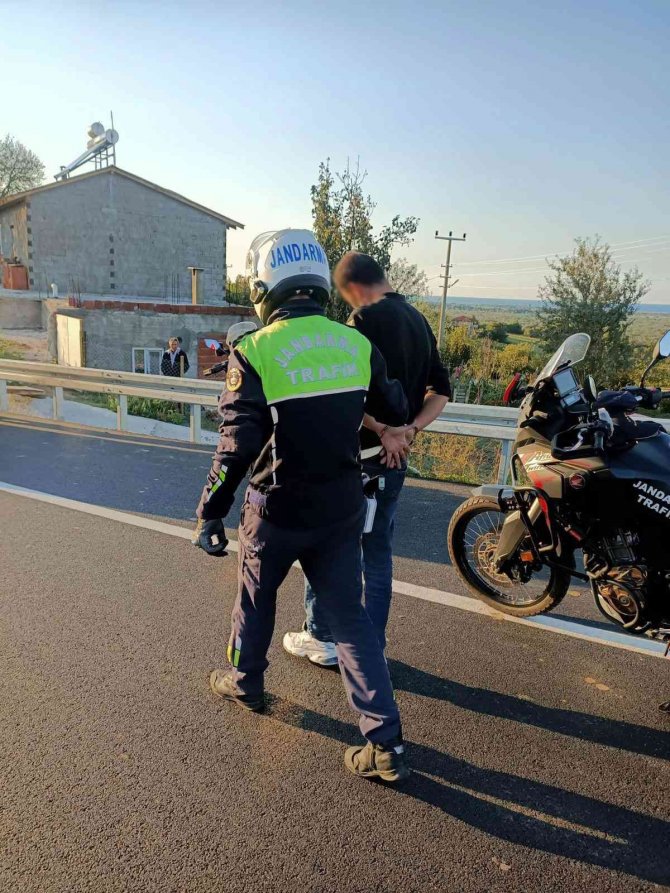 Çaldığı Otomobille Geziyordu, Kovalamacanın Ardından Yakayı Ele Verdi
