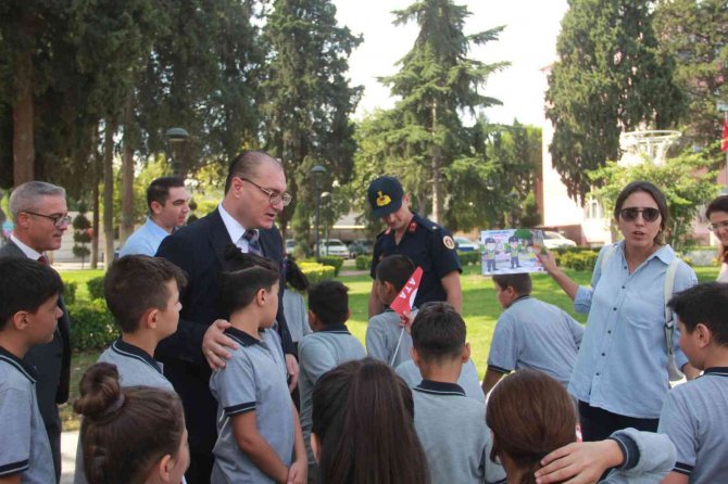 Sarıgöl’de ’Yayalara Öncelik Duruşu, Hayata Saygı Duruşu’ Uygulandı