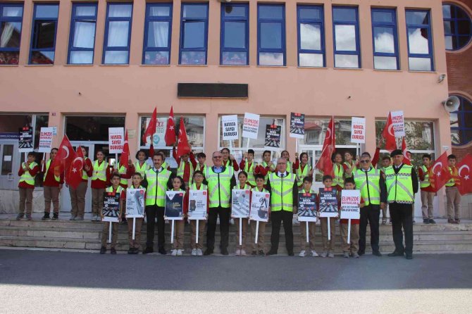Trafikte Yaya Önceliğine Dikkat Çekmek İçin Yaya Geçidi Kırmızıya Boyandı
