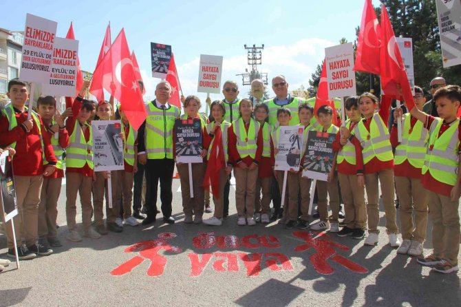 Trafikte Yaya Önceliğine Dikkat Çekmek İçin Yaya Geçidi Kırmızıya Boyandı