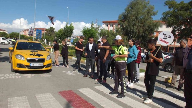 Balıkesir’de Bürokratlar Broşür Dağıttı Yollara Yaya Çizgisi Çizdi