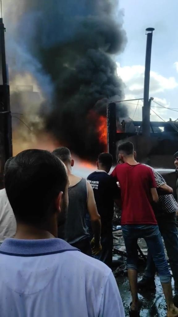 Adana’da Geri Dönüşüm Fabrikasında Yangın