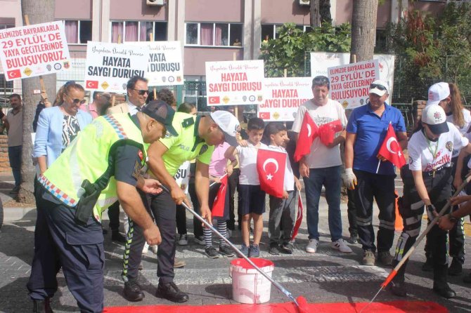 Marmaris’te Yaya Geçitleri Kırmızıya Boyandı