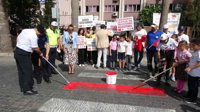 Marmaris’te Yaya Geçitleri Kırmızıya Boyandı