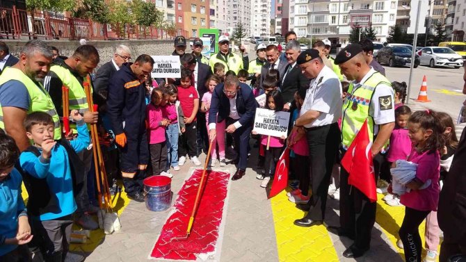 Yozgat’ta Öğrenciler “Hayata Saygı Duruşu” Sloganıyla Yaya Geçitlerini Kırmızıya Boyadı