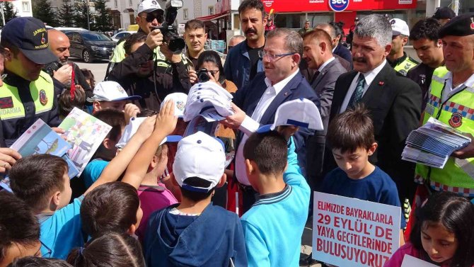 Yozgat’ta Öğrenciler “Hayata Saygı Duruşu” Sloganıyla Yaya Geçitlerini Kırmızıya Boyadı