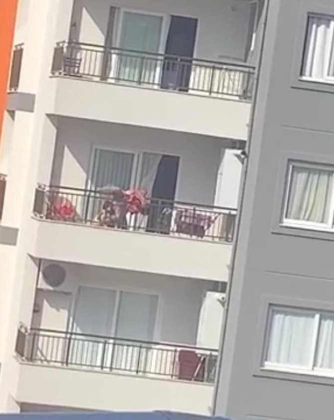 Annelerinin Ölmemesi İçin Ayağına Sarılıp Ağladılar