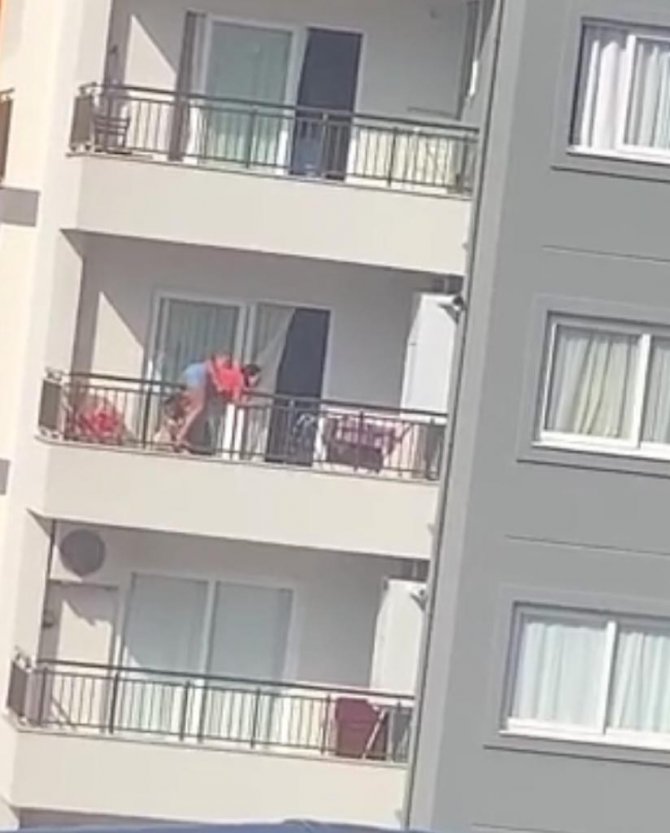 Annelerinin Ölmemesi İçin Ayağına Sarılıp Ağladılar