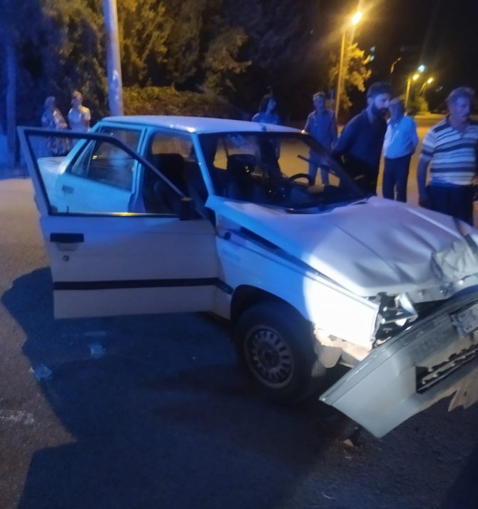 Minibüs İle Otomobil Çarpıştı: 2 Yaralı