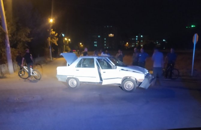 Minibüs İle Otomobil Çarpıştı: 2 Yaralı