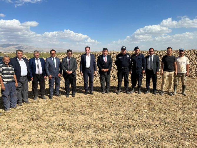Kaymakam Traktör Koltuğuna Oturup Pancar Hasadı Yaptı