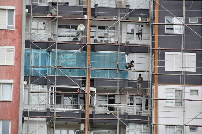 İ̇nşaat İşçilerinin 15 Katlı Binada Güvenlik Önlemi Olmadan Çalışmaları Yürekleri Ağza Getirdi