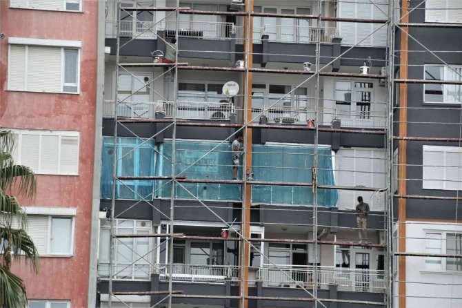 İ̇nşaat İşçilerinin 15 Katlı Binada Güvenlik Önlemi Olmadan Çalışmaları Yürekleri Ağza Getirdi