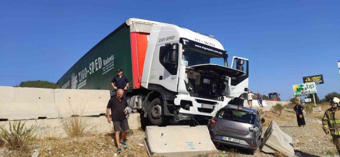 Lastiği Patlayan Tır Önünde Sürüklediği Otomobil İle Sahile Uçtu