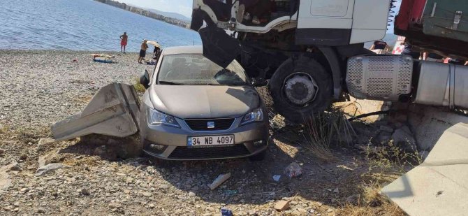 Lastiği Patlayan Tır Önünde Sürüklediği Otomobil İle Sahile Uçtu