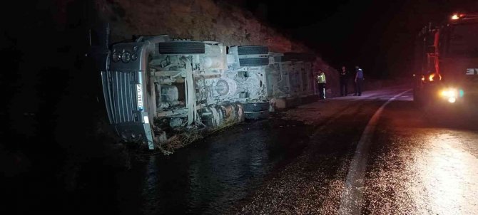 Gercüş’te Asfalt Yüklü Tır Devrildi: 2 Yaralı