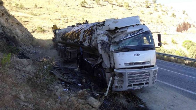 Gercüş’te Asfalt Yüklü Tır Devrildi: 2 Yaralı