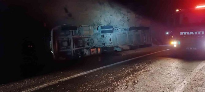 Gercüş’te Asfalt Yüklü Tır Devrildi: 2 Yaralı