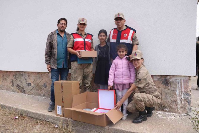 Jandarmadan Öğrencilere Destek