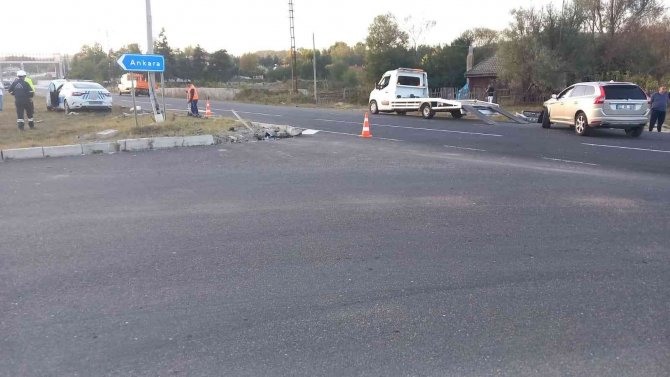 Ciple Çarpışan Polis Aracındaki 2 Memur Yaralandı