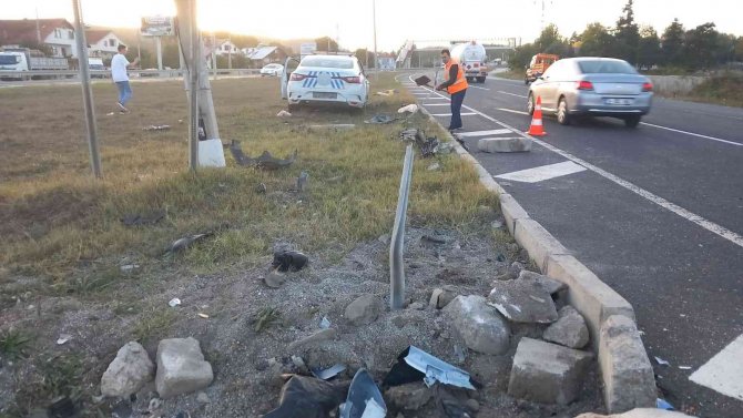Ciple Çarpışan Polis Aracındaki 2 Memur Yaralandı