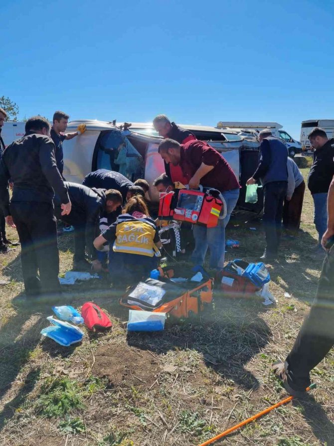 Direksiyon Başında Kalp Krizi Geçiren Sürücü Tarlaya Uçtu: 1 Ölü