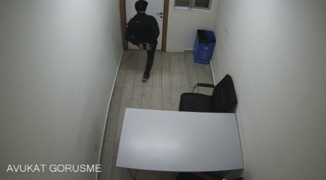 İ̇stanbul’da İlginç Olay Kamerada: Suçüstü Yakalanan Hırsız Polis Merkezinin Kapısını Yıktı