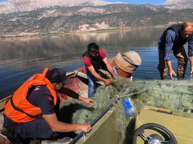 Gölde Yasak Olan Ağlara El Konuldu