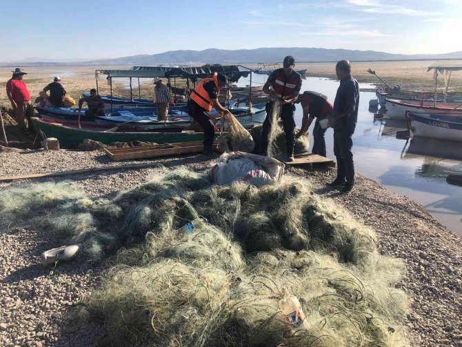 Gölde Yasak Olan Ağlara El Konuldu