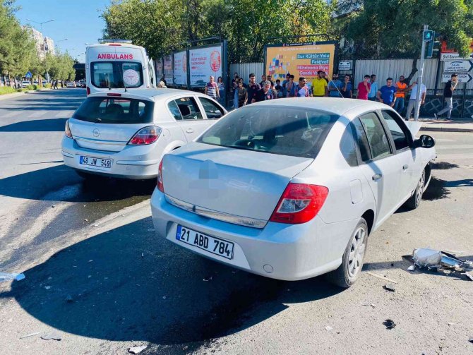 Dönüşün Yasak Olduğu Yola Girdi, İki Araç Kafa Kafaya Çarpıştı