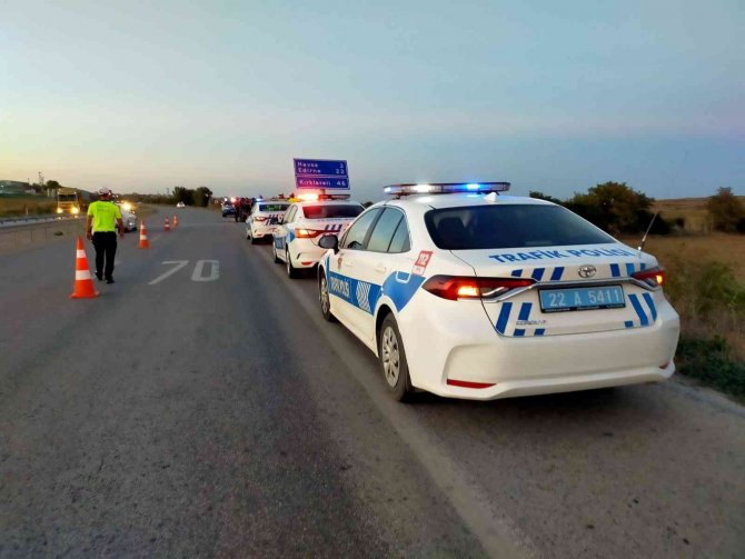 Edirne’de Levhaya Çarpan Araç Şarampole Devrildi: 1 Ölü