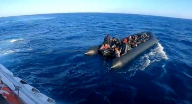 İ̇zmir Açıklarında 54 Düzensiz Göçmen Yakalandı, 119 Göçmen Kurtarıldı